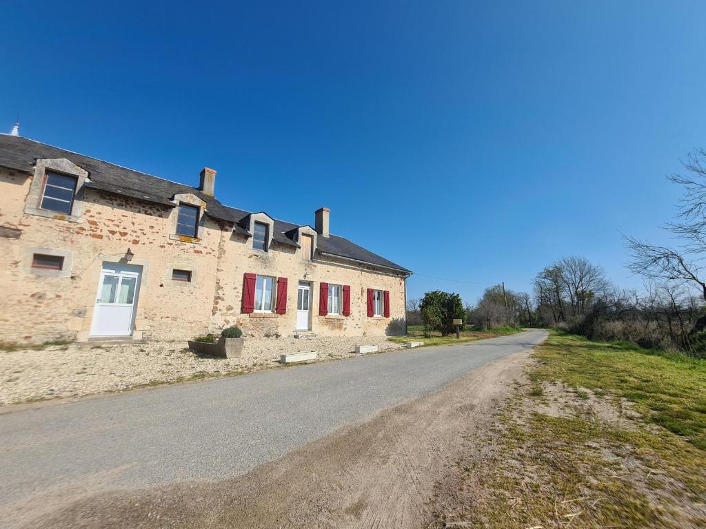 eine leere Straße vor einem Haus mit roten Rollläden in der Unterkunft Gîte Migné, 3 pièces, 4 personnes - FR-1-591-316 in Migné