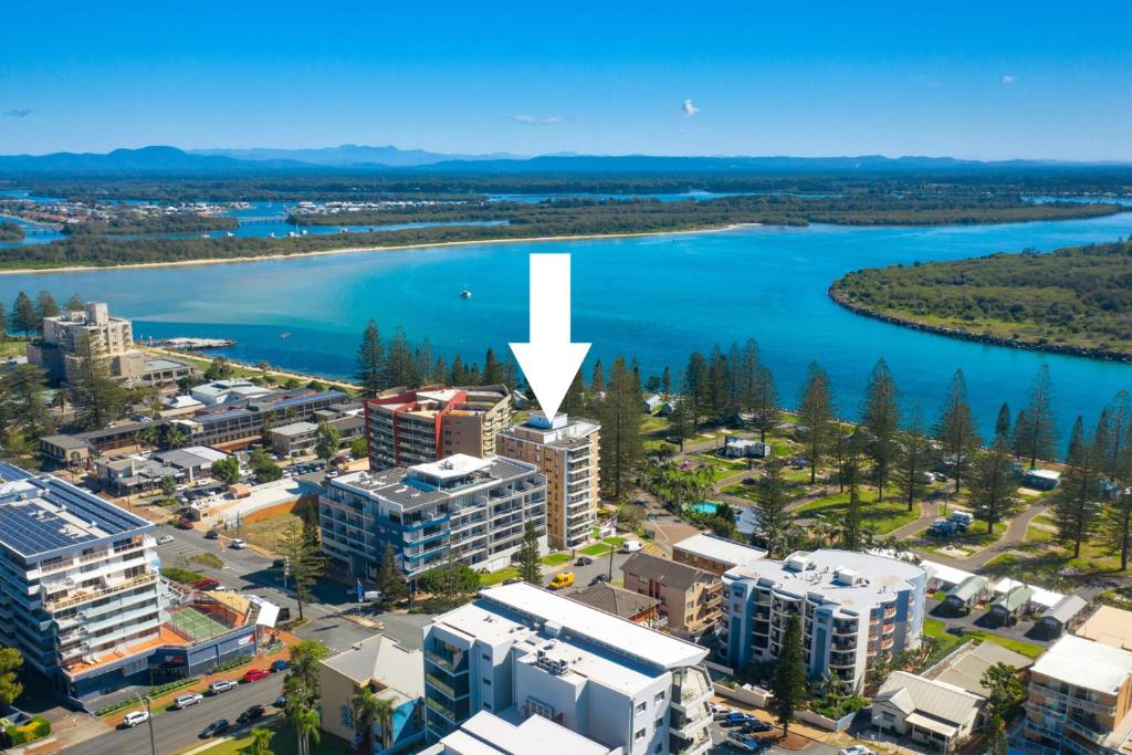 una vista aérea de una ciudad y un lago en Holiday Central, Tasman Towers Unit 2, 3 Munster Street,, en Port Macquarie