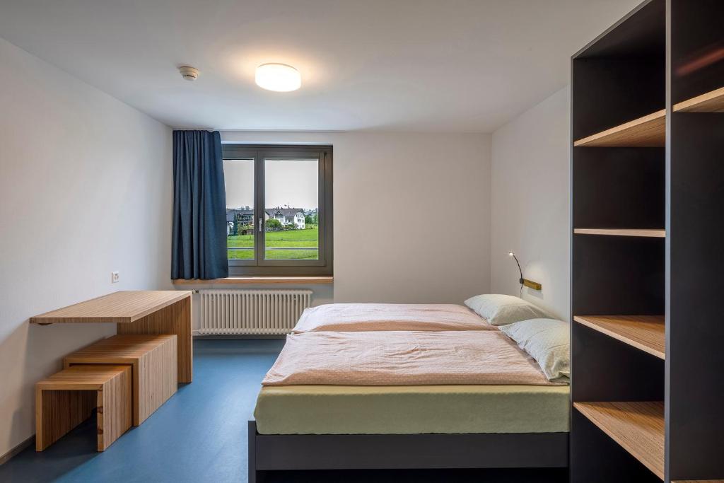 Postel nebo postele na pokoji v ubytování Rapperswil-Jona Youth Hostel