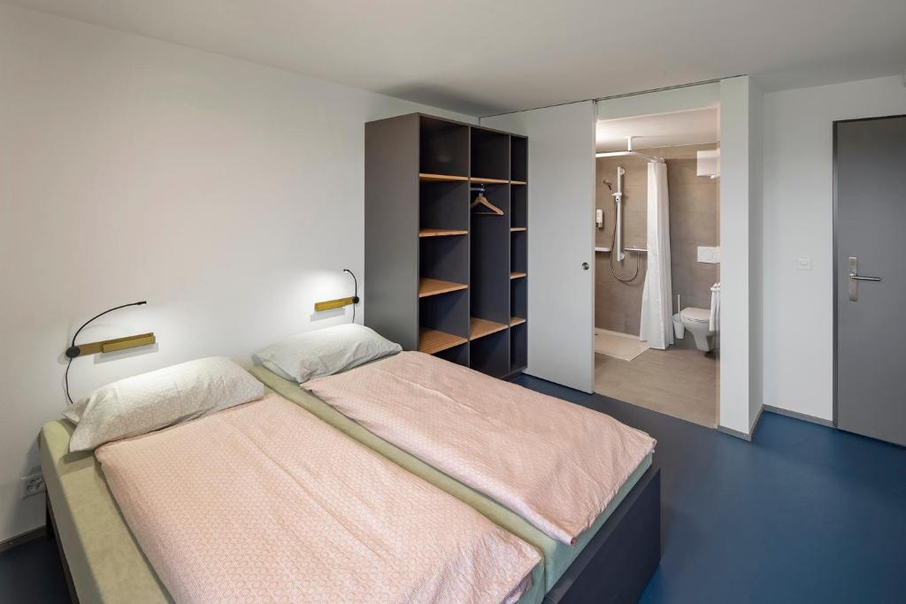 Postel nebo postele na pokoji v ubytování Rapperswil-Jona Youth Hostel