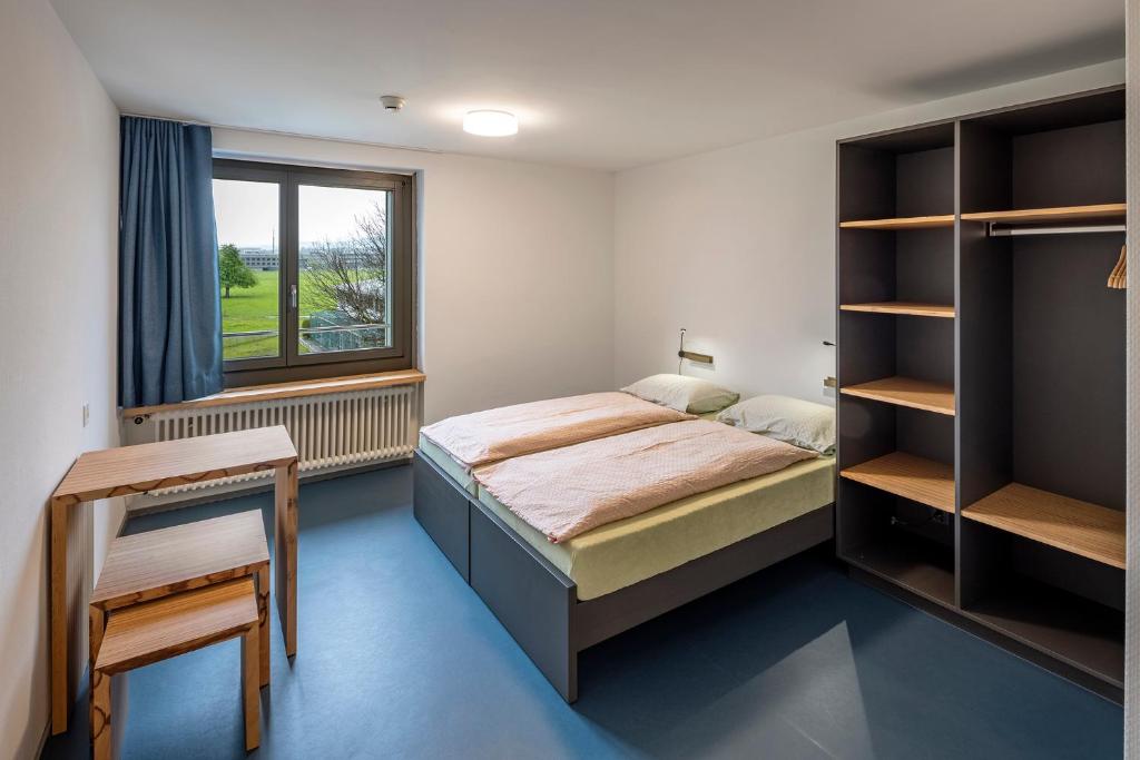Postel nebo postele na pokoji v ubytování Rapperswil-Jona Youth Hostel