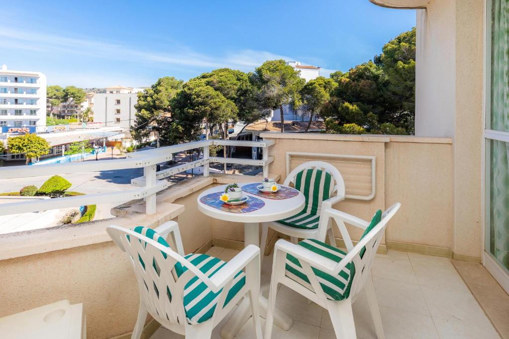 een tafel en stoelen op een balkon met uitzicht bij Apartamento Grillo in Cala Ratjada