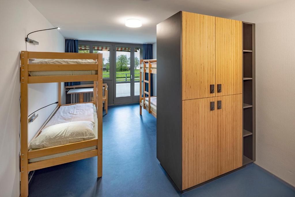 Postel nebo postele na pokoji v ubytování Rapperswil-Jona Youth Hostel