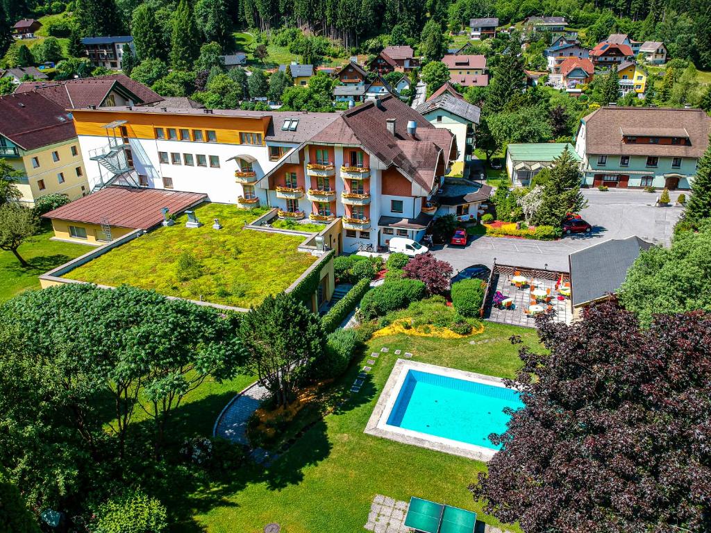 een luchtzicht op een huis met een zwembad bij Hotel Burgstallerhof in Feld am See