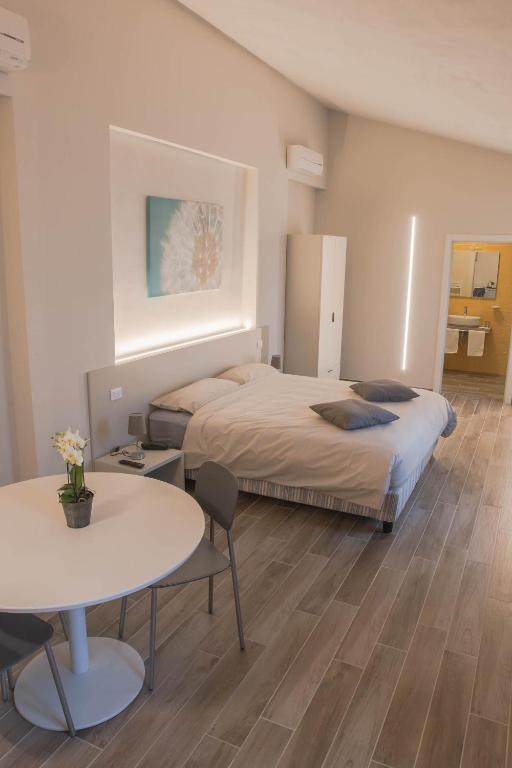 A bed or beds in a room at Hotel Cavallo Bianco