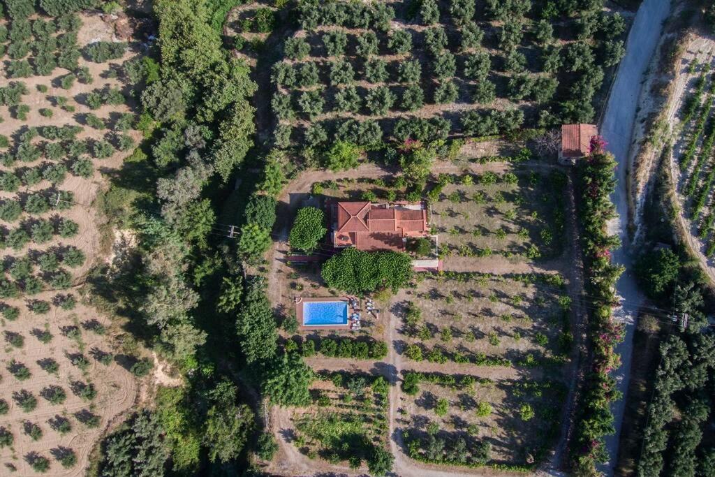 Bazén v ubytování Cretan Stone built Villa Agapi nebo v jeho okolí