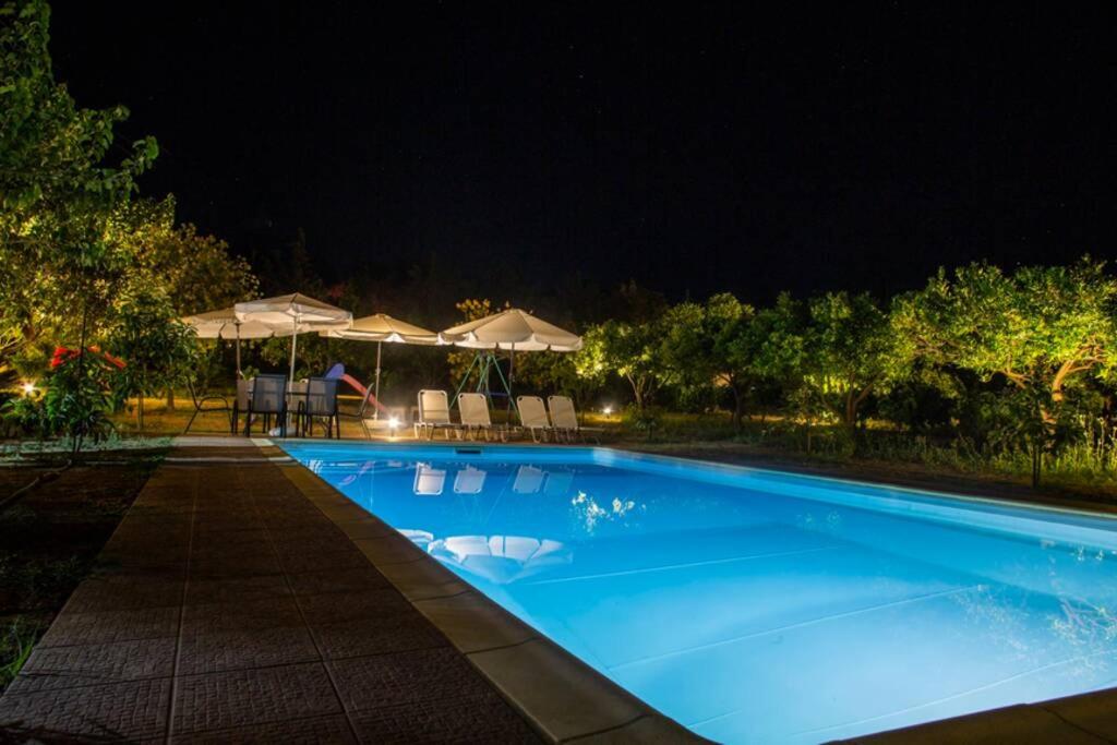 Bazén v ubytování Cretan Stone built Villa Agapi nebo v jeho okolí