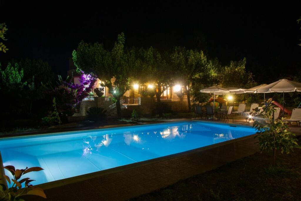 Bazén v ubytování Cretan Stone built Villa Agapi nebo v jeho okolí