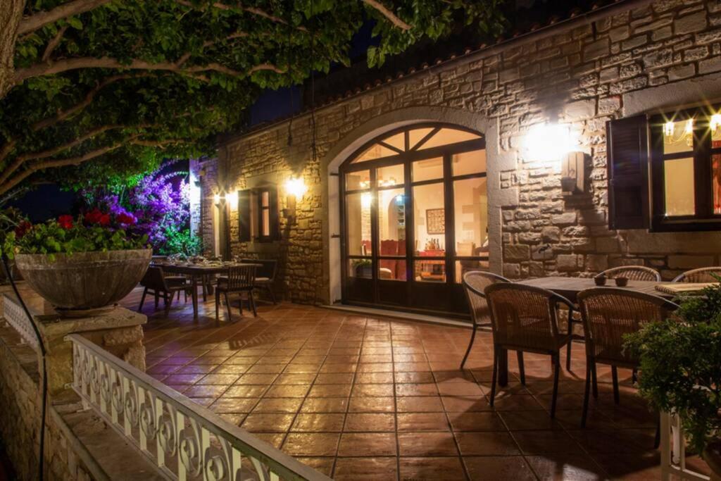Restaurace v ubytování Cretan Stone built Villa Agapi