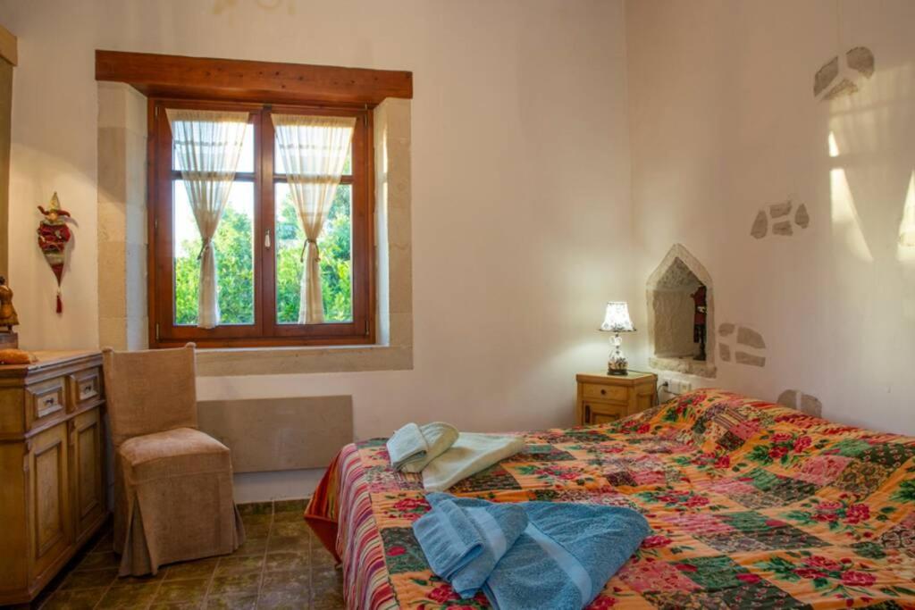 Postel nebo postele na pokoji v ubytování Cretan Stone built Villa Agapi