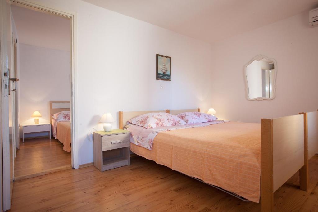 Cama ou camas em um quarto em Apartments Jelka