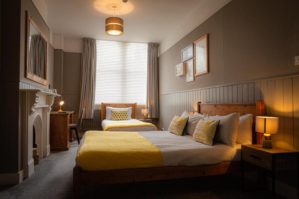 A bed or beds in a room at The Kings Head 