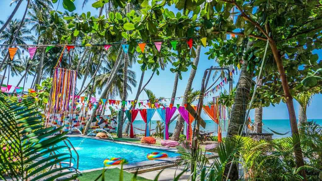 Hồ bơi trong/gần iHome Backpacker Resort