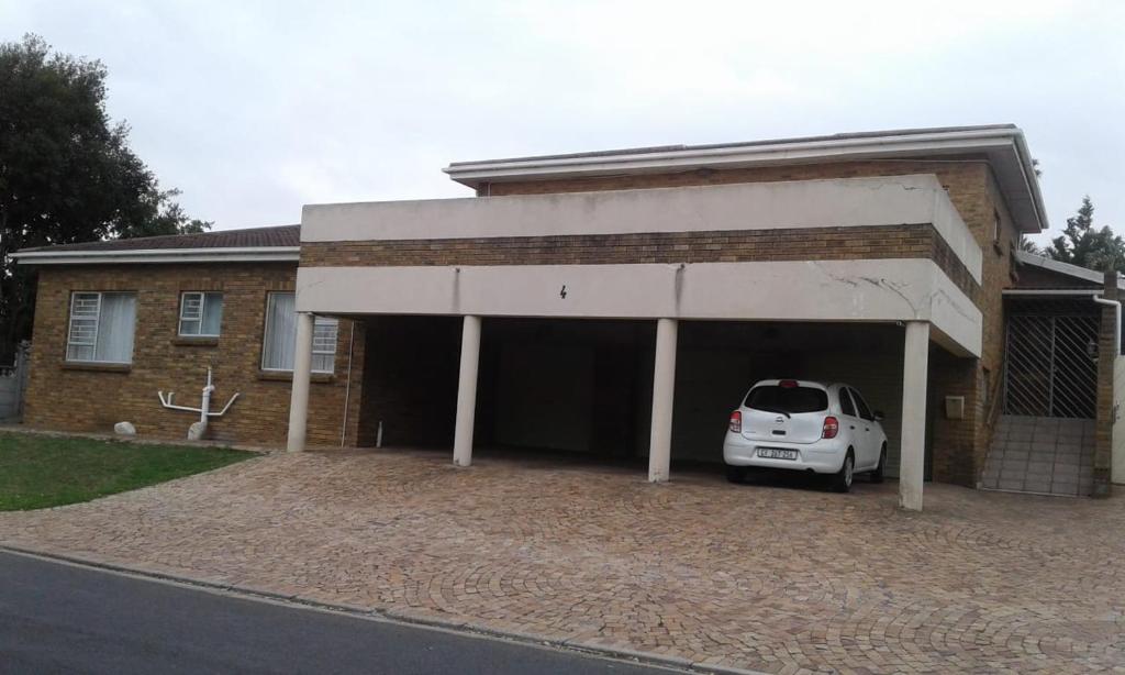 un coche blanco aparcado en el garaje de una casa en Getaway Self-Catering Tyger Valley, en Durbanville