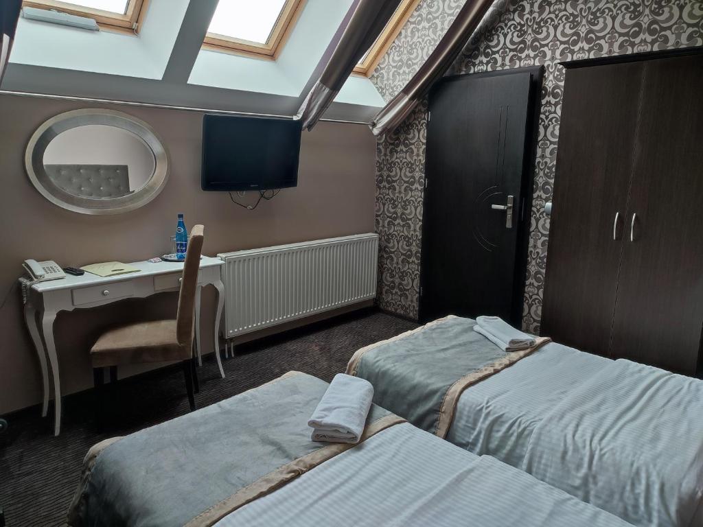 Posteľ alebo postele v izbe v ubytovaní Hotel Jedlinka