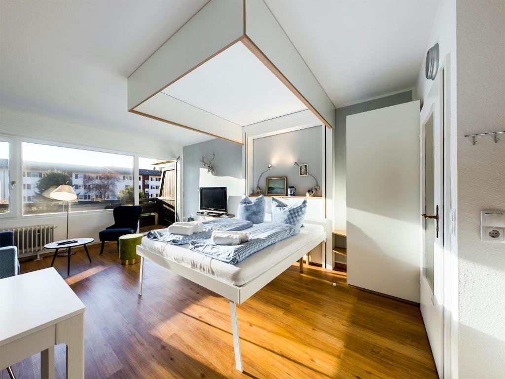 una camera con letto e un soggiorno di AlpenTraum a Garmisch-Partenkirchen