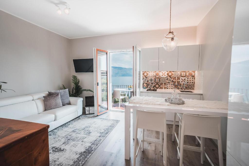 kuchnia i salon ze stołem i kanapą w obiekcie Ferienwohnung Montelago w mieście Gargnano