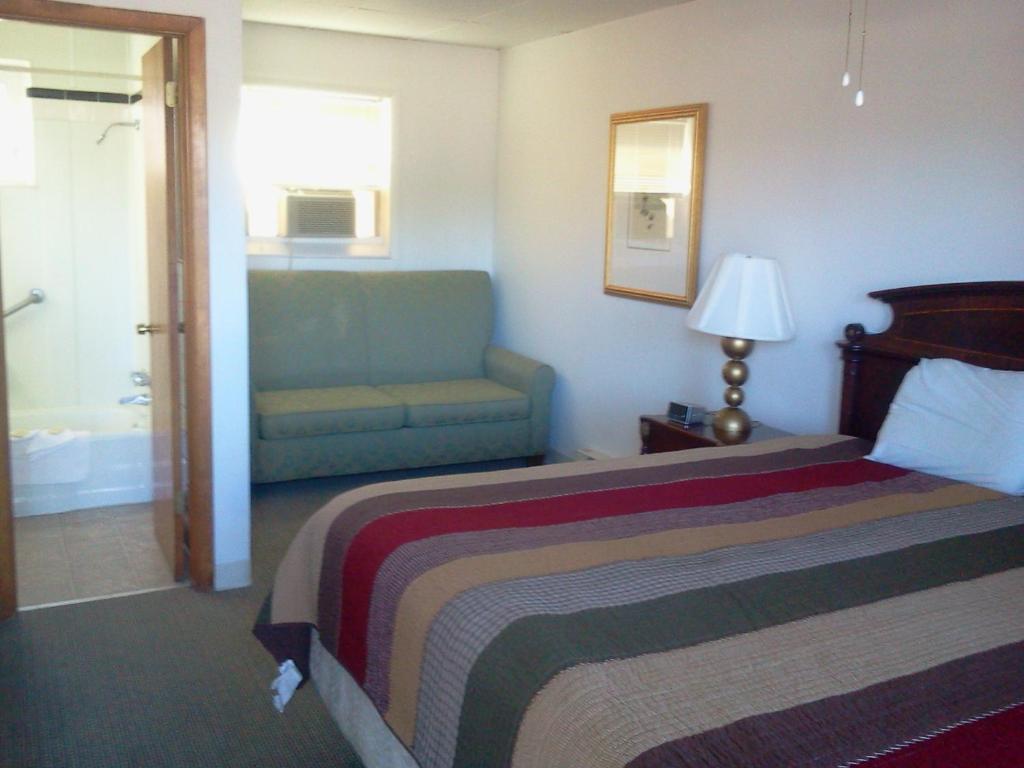 Postel nebo postele na pokoji v ubytování Golden Gate Lodging