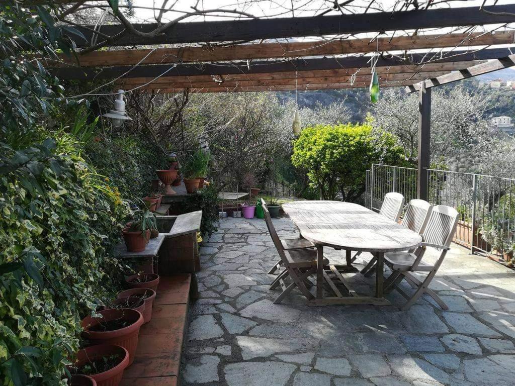 Ogród w obiekcie Le Viole Matte - Appartamento immerso nel Verde con Vista Mare