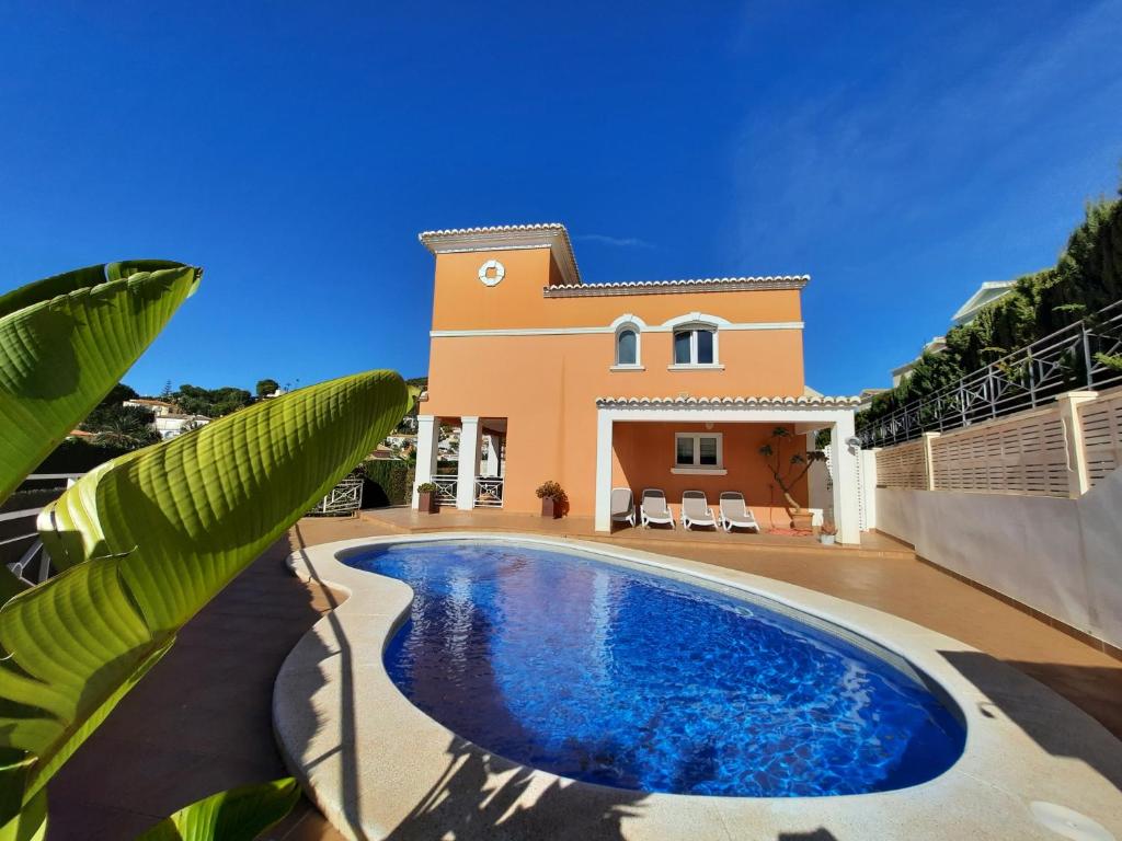 een villa met zwembad voor een huis bij Villa con piscina privada in Calpe