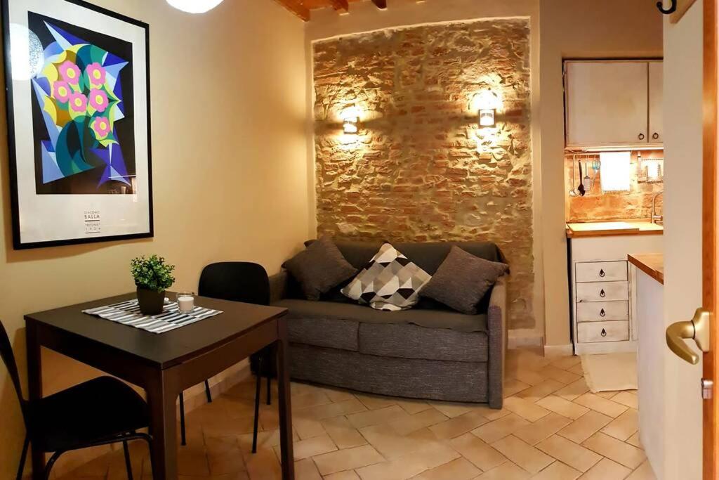 een woonkamer met een bank en een tafel bij tra Miracoli e Cavalieri in Pisa