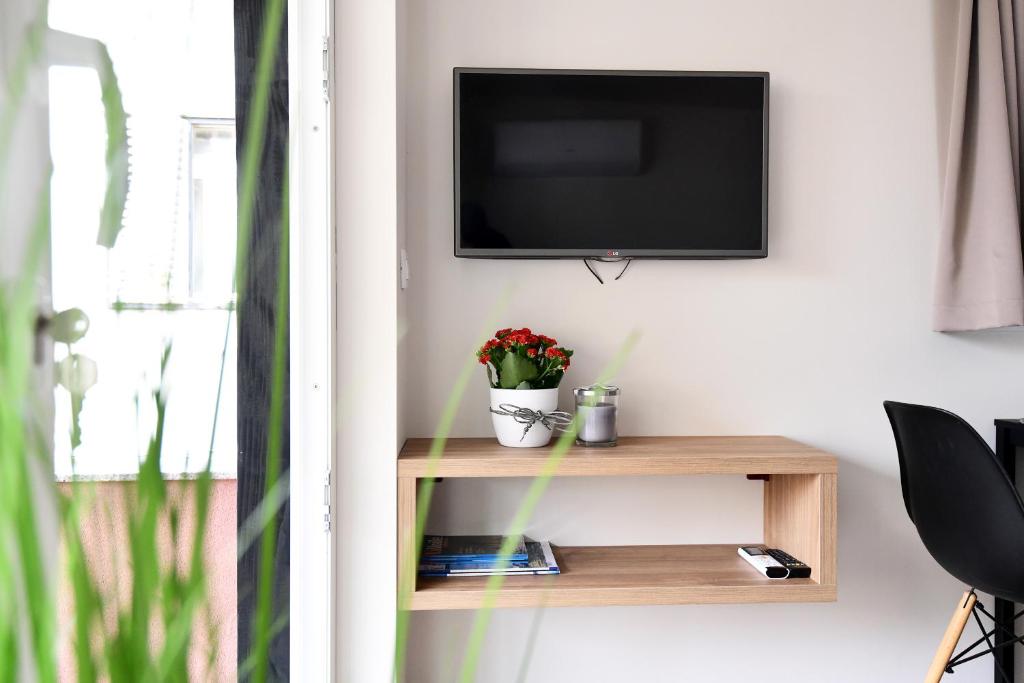 Televízia a/alebo spoločenská miestnosť v ubytovaní Exclusive Apartments WithLove Zadar