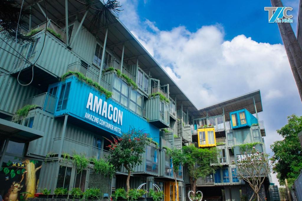 um edifício com um sinal amazônico em Amacon Hotel & Coffee em Buôn Kô Sir