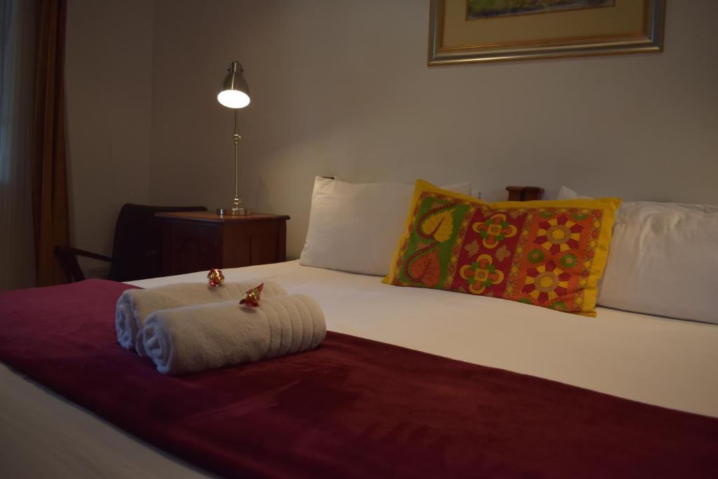 Postel nebo postele na pokoji v ubytování Greenleaf Guest Lodge
