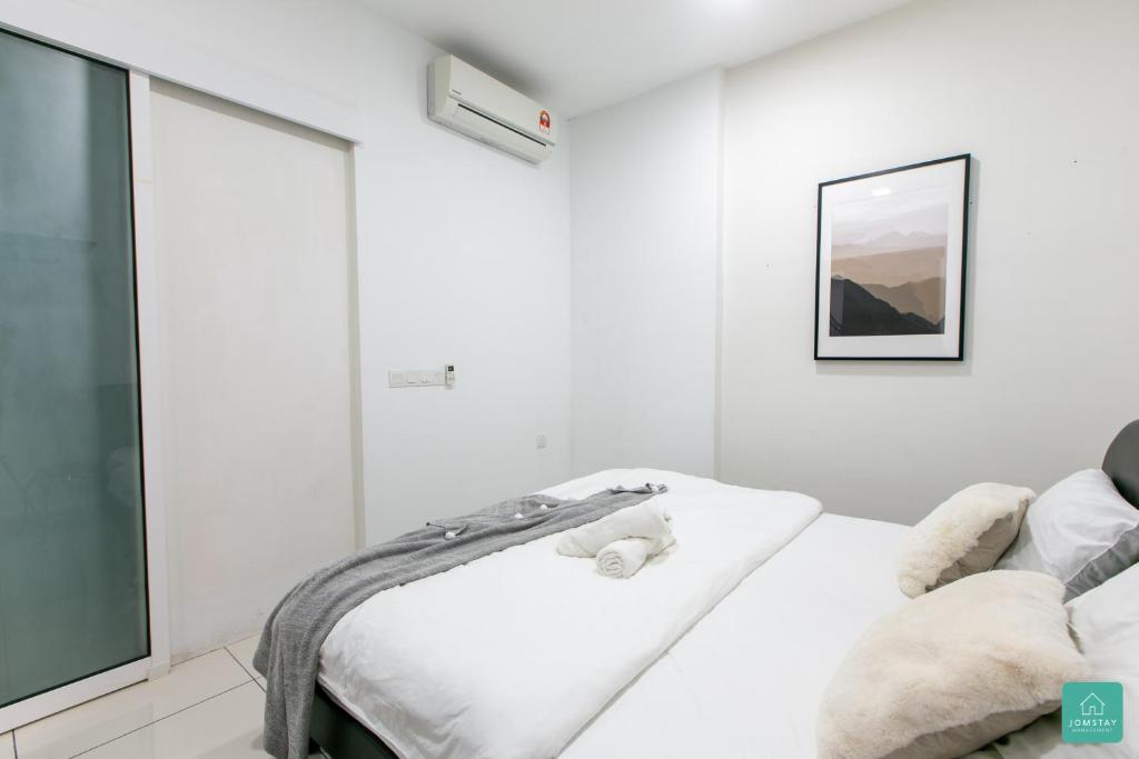 Postel nebo postele na pokoji v ubytování Jomstay Octagon Duplex Penthouse Ipoh Town