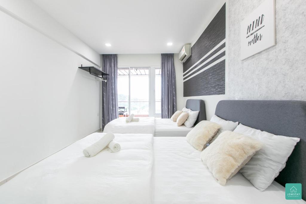 Postel nebo postele na pokoji v ubytování Jomstay Octagon Duplex Penthouse Ipoh Town
