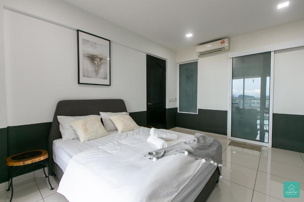 Postel nebo postele na pokoji v ubytování Jomstay Octagon Duplex Penthouse Ipoh Town
