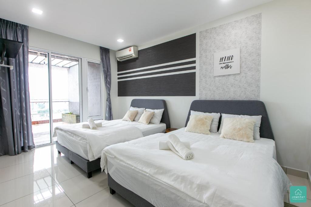 Postel nebo postele na pokoji v ubytování Jomstay Octagon Duplex Penthouse Ipoh Town