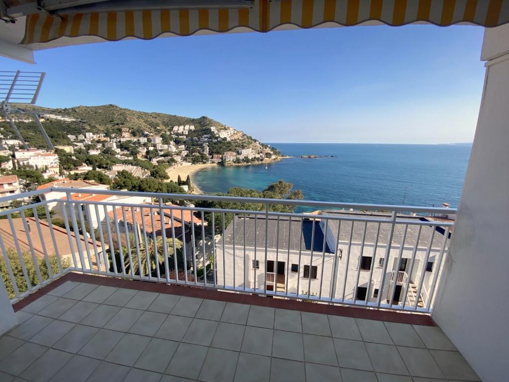 balkon z widokiem na ocean w obiekcie Mataro w mieście Roses