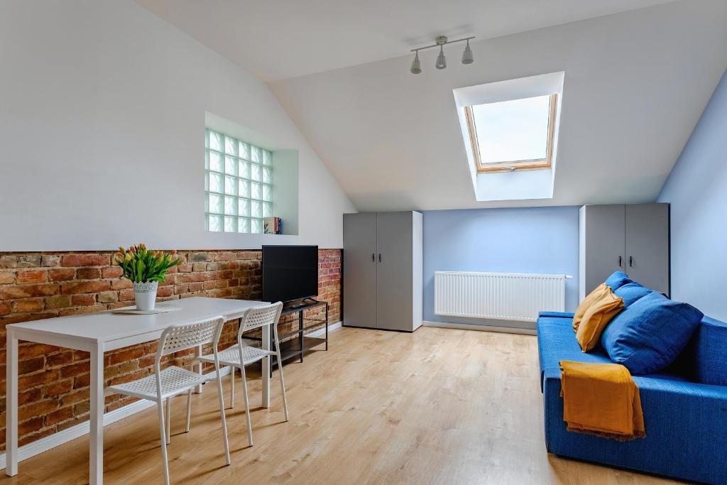 a living room with a blue couch and a table at Apartament w centrum, zarezerwuj teraz in Lublin