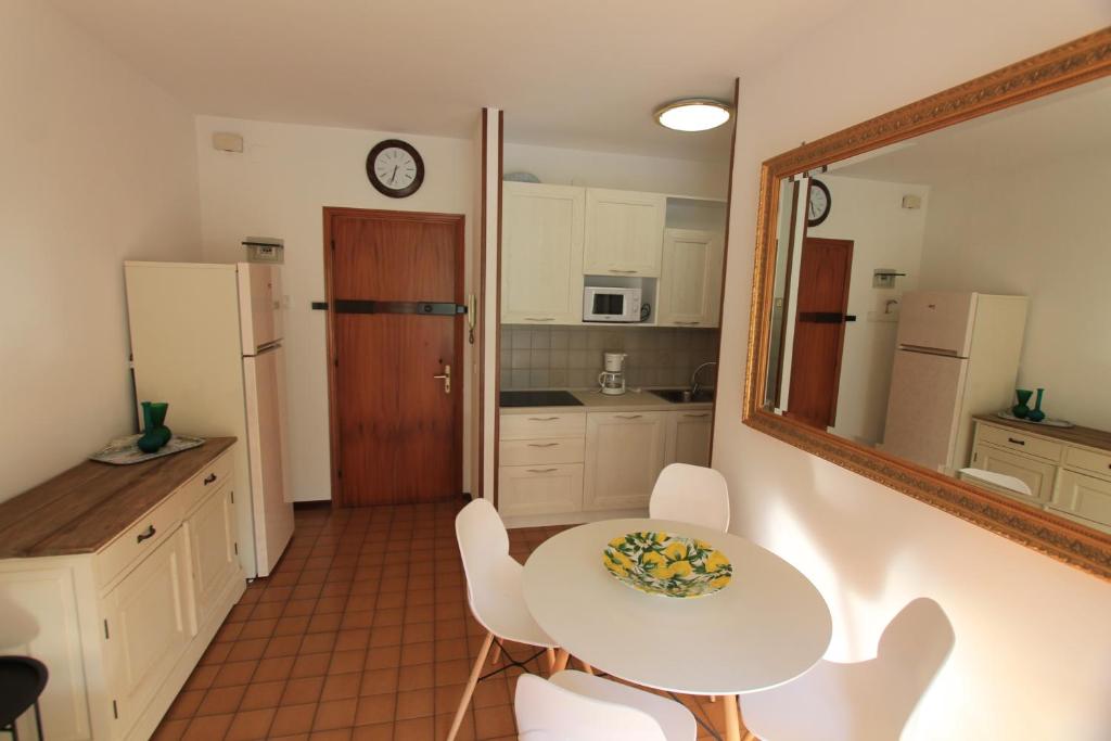 A kitchen or kitchenette at FLAT BIBIONE