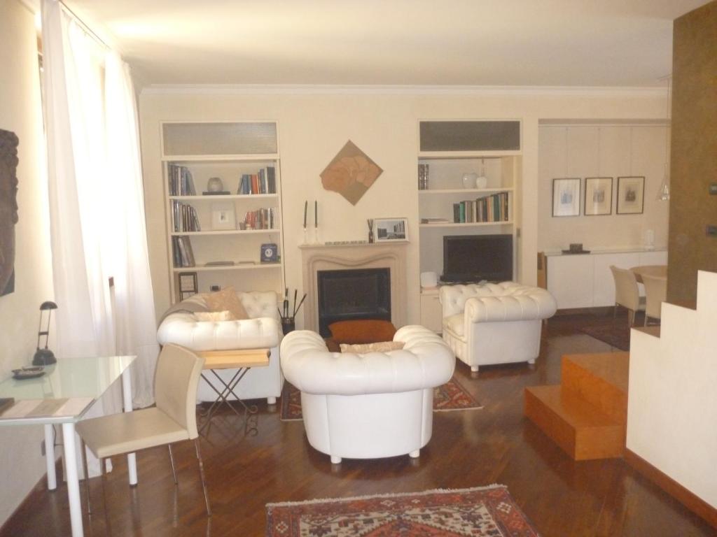 ヴェローナにあるAppartamento "Domus Coeli"のリビングルーム(白いソファ2台、暖炉付)