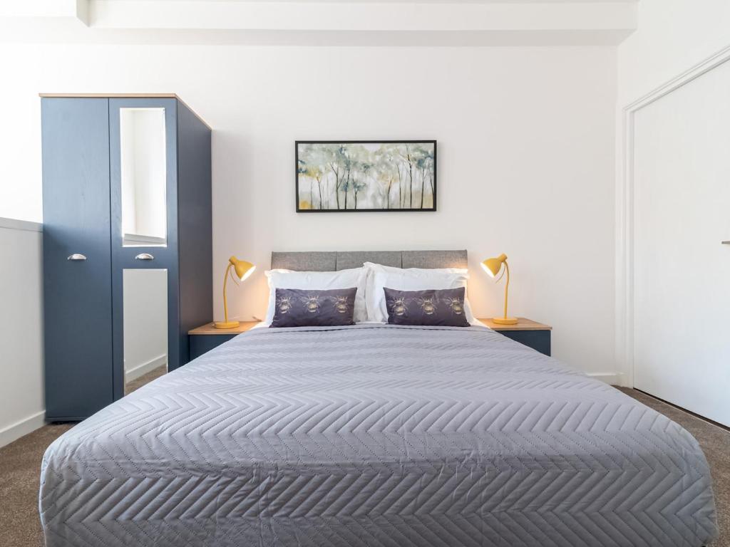 Pass the Keys Central Modern and Large 3Bed flat with Private Entrance