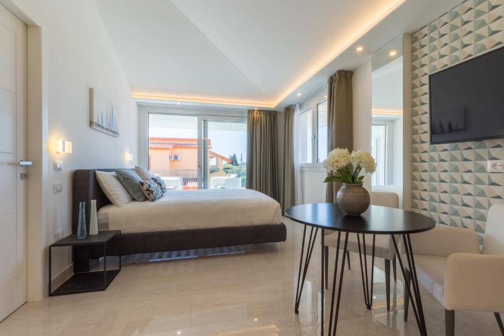 een slaapkamer met een bed en een tafel en een televisie bij Residence Meridian Unità 7 in Villa San Pietro