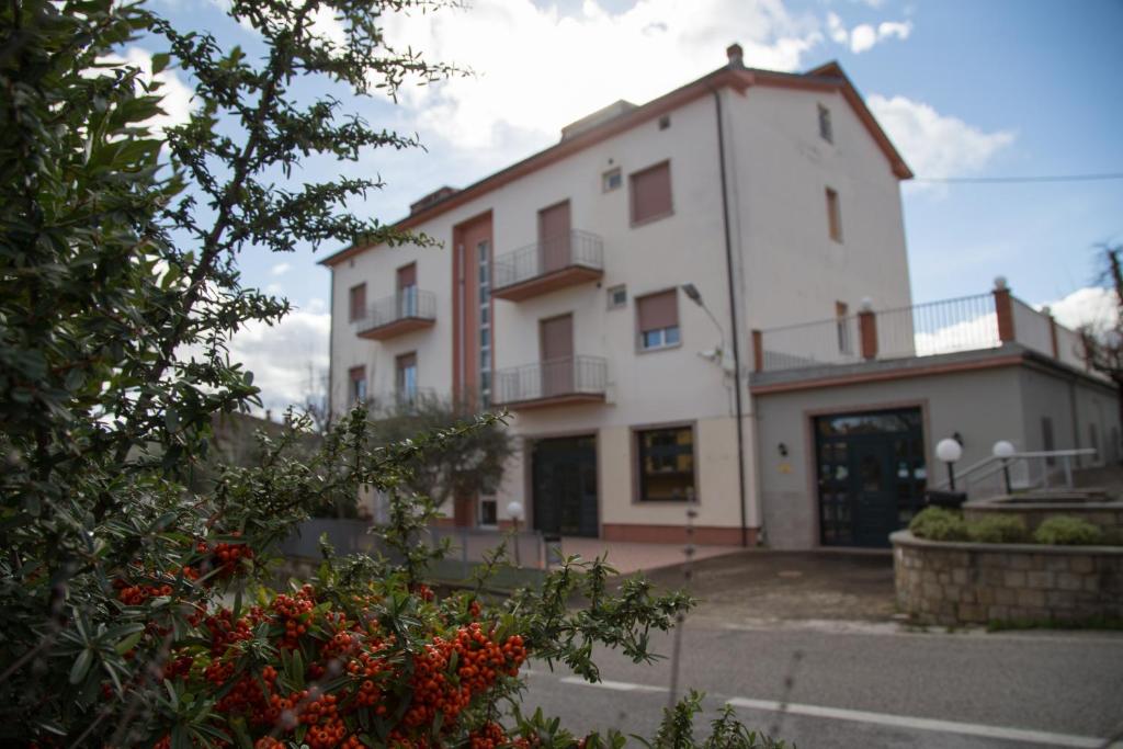 un gran edificio blanco frente a un edificio en HOTEL LIDIA en Mergo