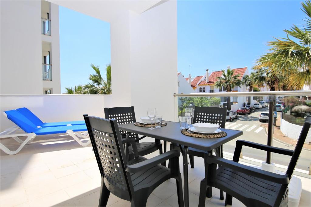 czarny stół i krzesła na balkonie w obiekcie Apartment BEATRIX w mieście Estepona