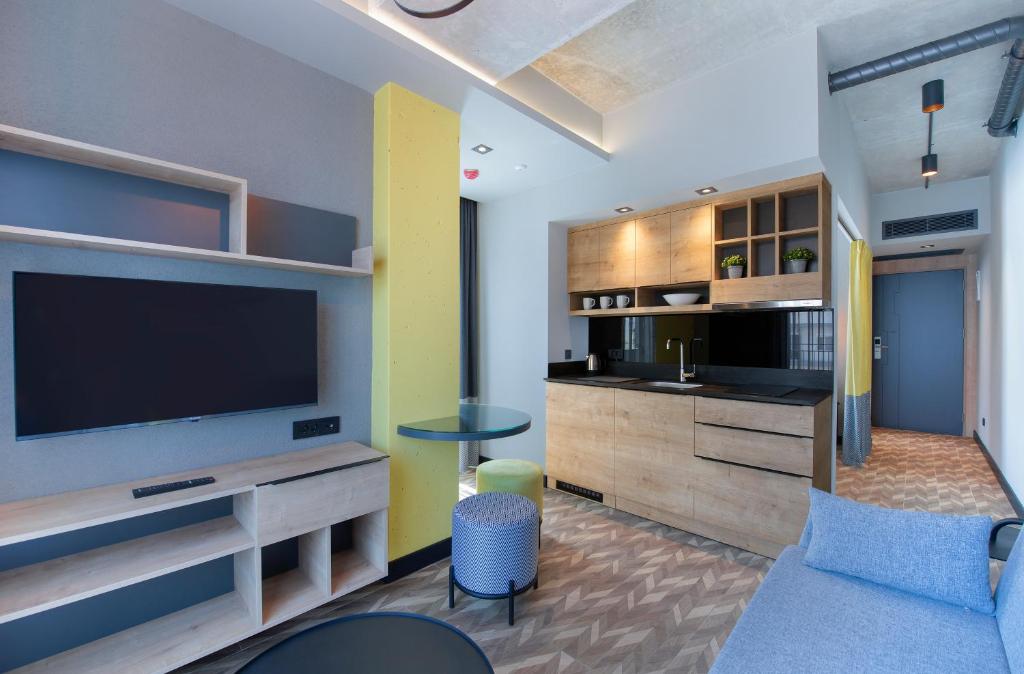 Trend Suites CYCLE - 16