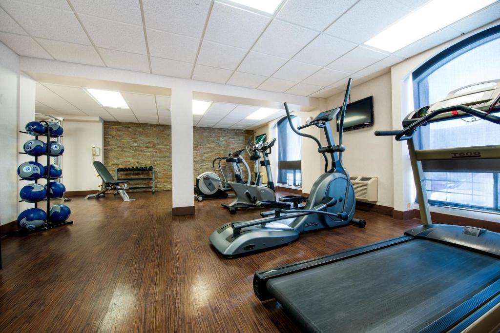 Gimnasio o instalaciones de fitness de Victoria Inn Hotel and Convention Center Winnipeg