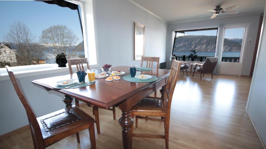 Feriehus ved fjorden i idylliske Utvik i Stryn - Housity