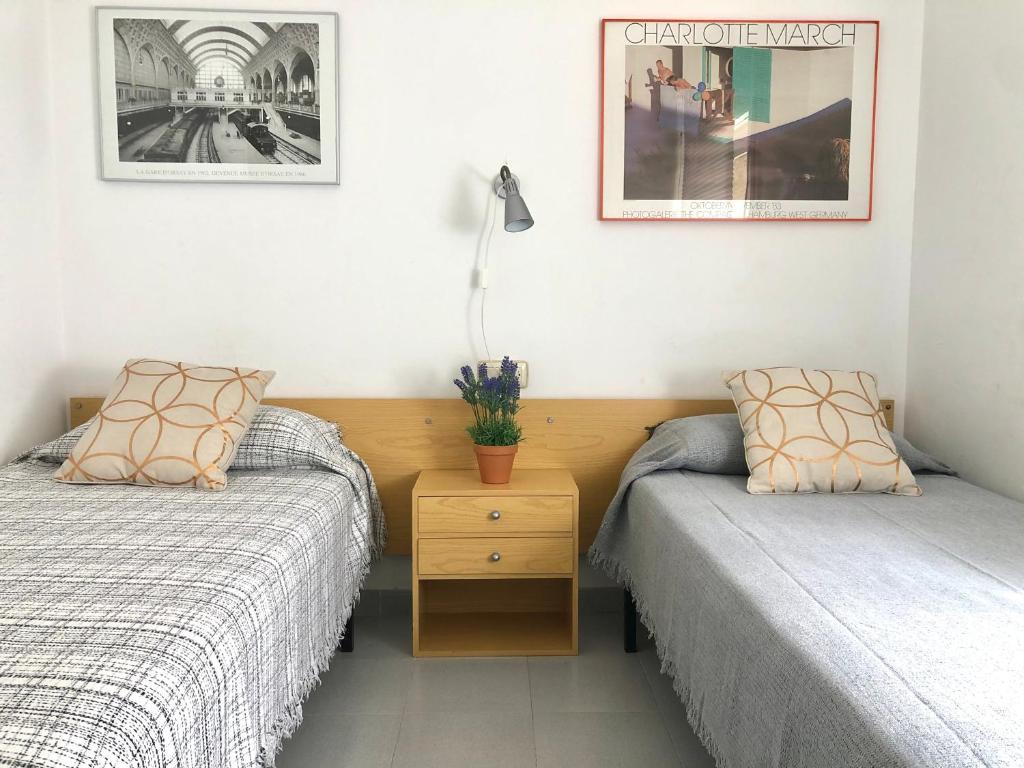 A bed or beds in a room at ROC MAR 4 3A - Apartamento cerca del centro y de la playa - terraza con vistas al mar y al puerto
