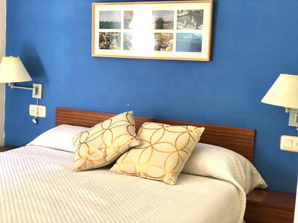 A bed or beds in a room at ROC MAR 4 3A - Apartamento cerca del centro y de la playa - terraza con vistas al mar y al puerto