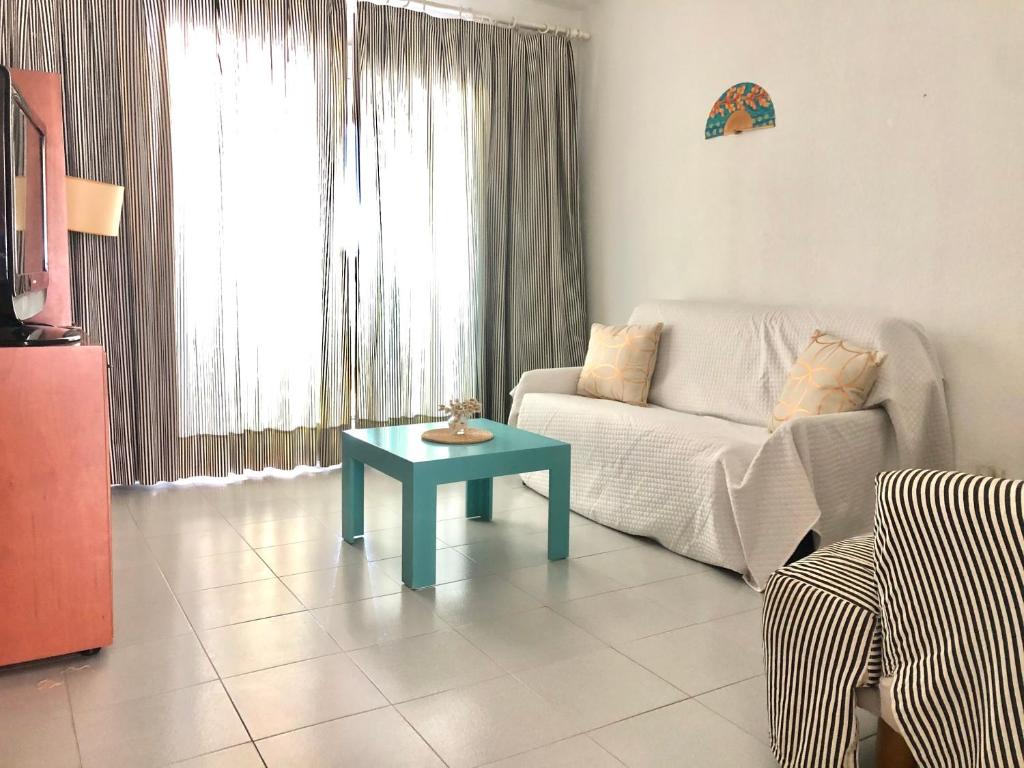 A seating area at ROC MAR 4 3A - Apartamento cerca del centro y de la playa - terraza con vistas al mar y al puerto