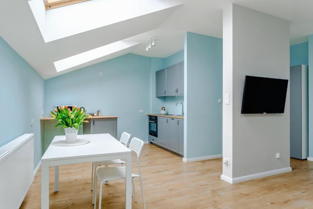 a kitchen and dining room with a white table and chairs at Apartament w centrum, zarezerwuj teraz in Lublin