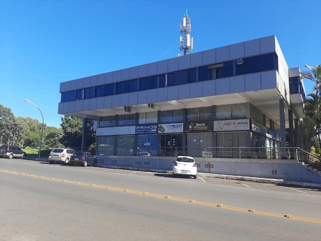un gran edificio con coches estacionados frente a él en Studio 208 - Perto UNB en Brasilia