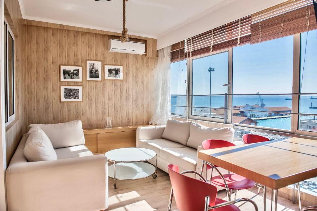 ein Wohnzimmer mit einem Tisch und Stühlen in der Unterkunft #Morrison Apt by halu! Apartments in Thessaloniki