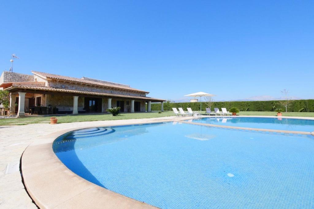 une grande piscine en face d'une maison dans l'établissement Sant Vicens, à Sa Pobla